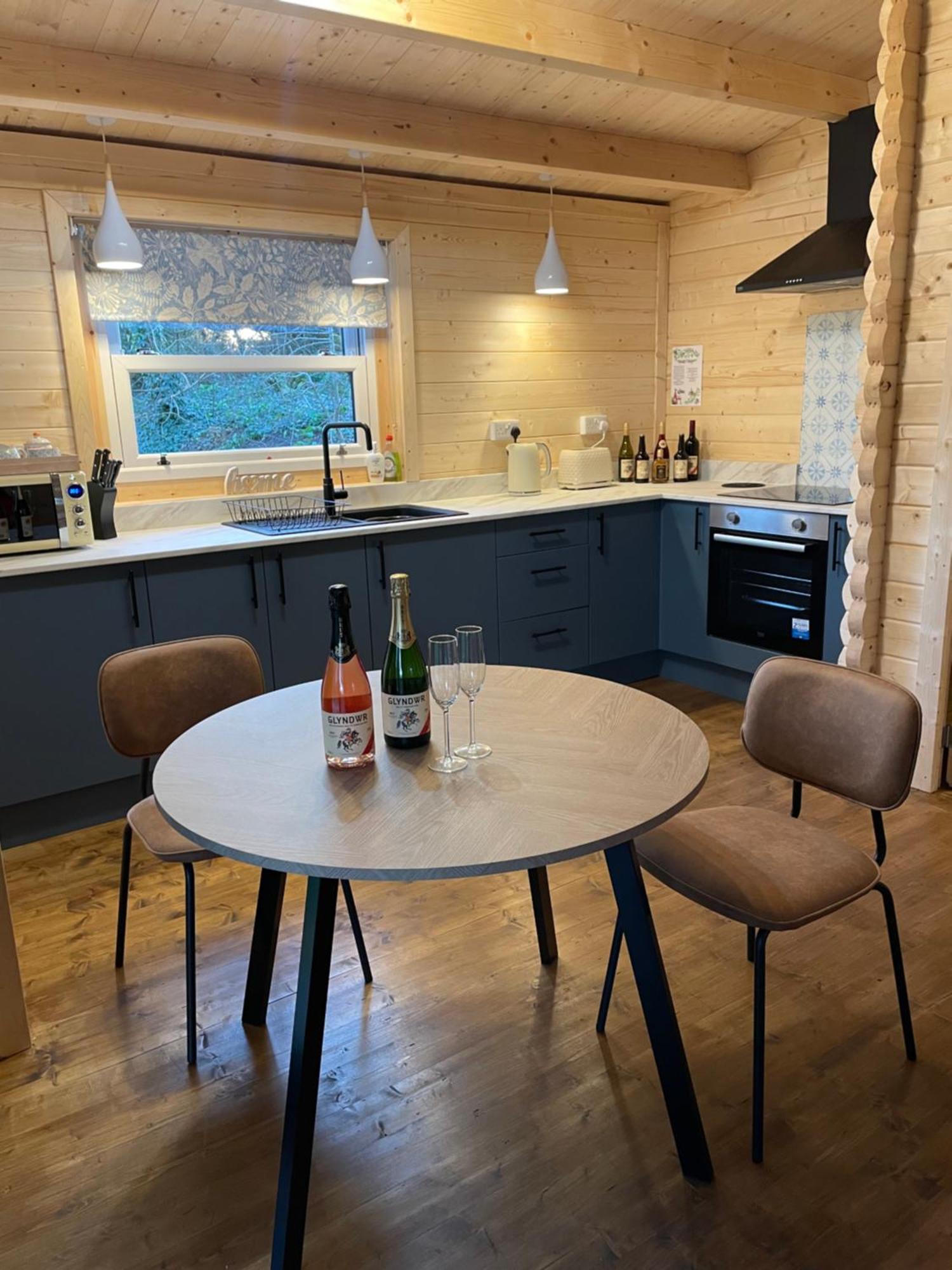 Glyndwr Vineyard Hotel คาวบริดจ์ ภายนอก รูปภาพ